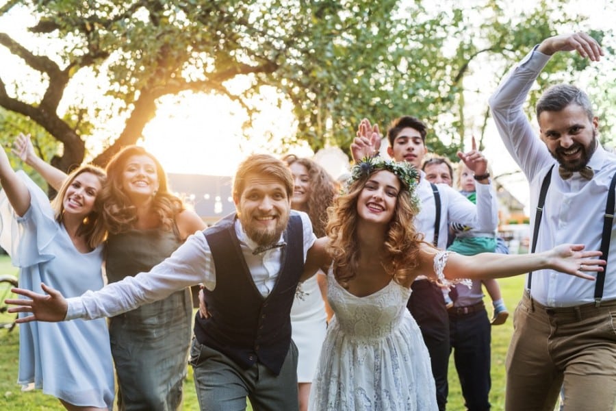 des mariés et leurs invités